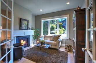 2227 77th Ave SE in Mercer Island, WA - Building Photo - Building Photo