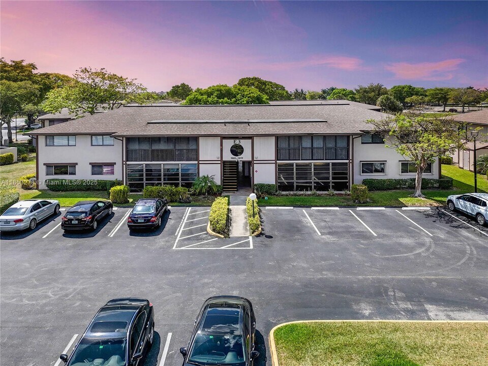 9887 N Belfort Cir in Tamarac, FL - Building Photo