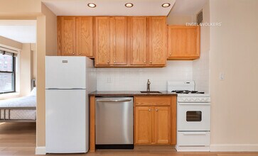 245 E 24th St-Unit -14-K in New York, NY - Building Photo - Building Photo