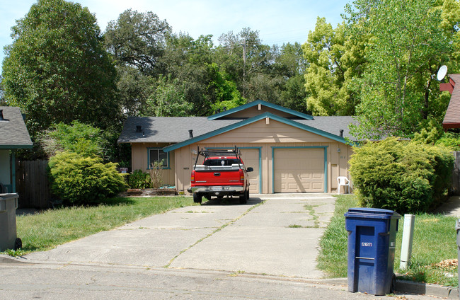 304 Wikiup Dr in Santa Rosa, CA - Building Photo - Building Photo