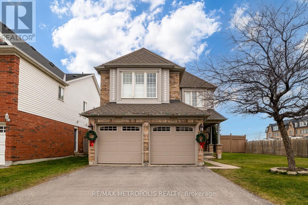 33 Tweedie Crescent in Whitby, ON - Building Photo