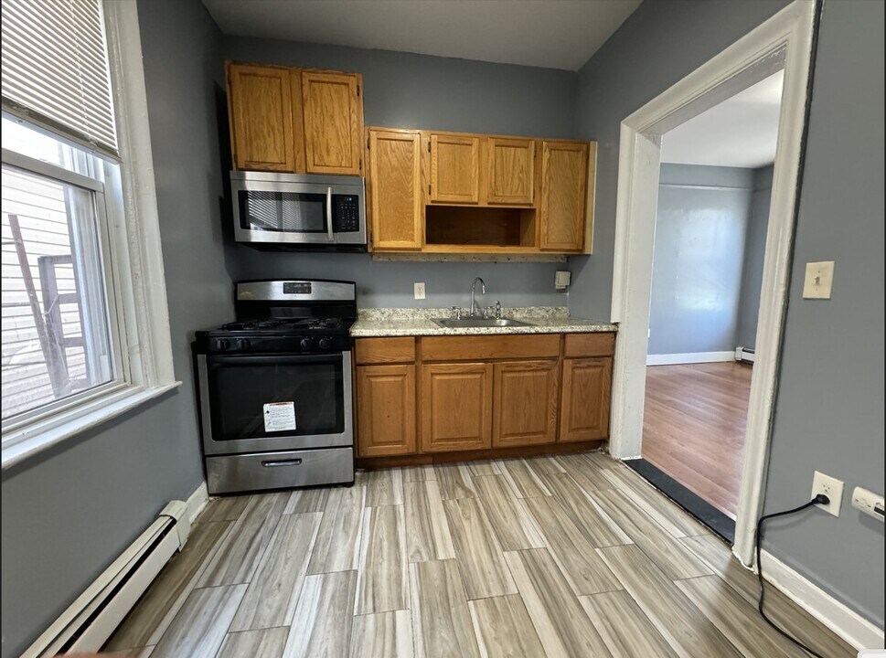 142 Armstrong Ave in Jersey City, NJ - Building Photo
