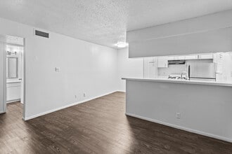 Miller Square & Spanish Trails in Austin, TX - Foto de edificio - Building Photo