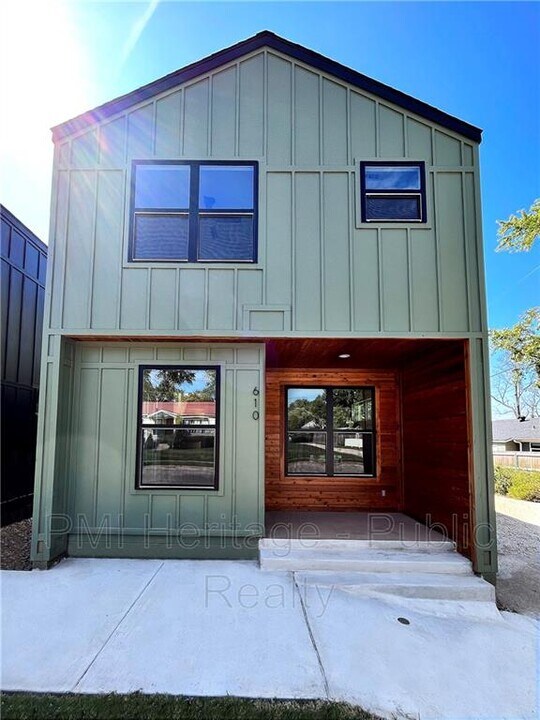 610 N 6th St in Rogers, AR - Foto de edificio