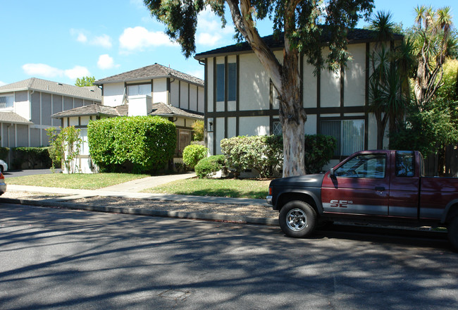 1657 Brookvale Dr in San Jose, CA - Foto de edificio - Building Photo