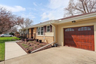 1050 E Southmor Rd in Morris, IL - Building Photo - Building Photo