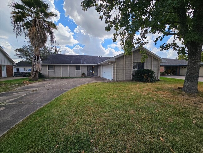 5526 Whispering Creek Way in Houston, TX - Building Photo - Building Photo