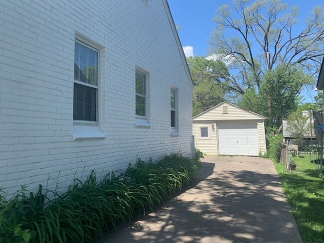 20625 Kenosha St in Harper Woods, MI - Building Photo - Building Photo