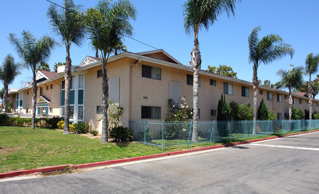 Quince Park Apartments in Escondido, CA - Foto de edificio - Building Photo