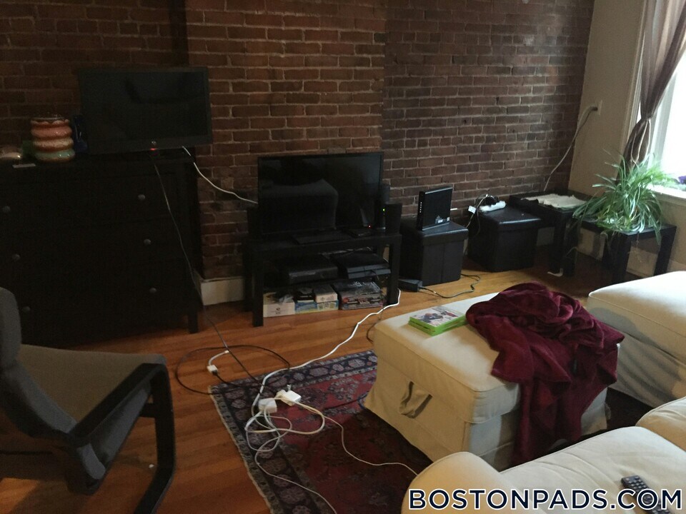 435 Hanover St in Boston, MA - Building Photo