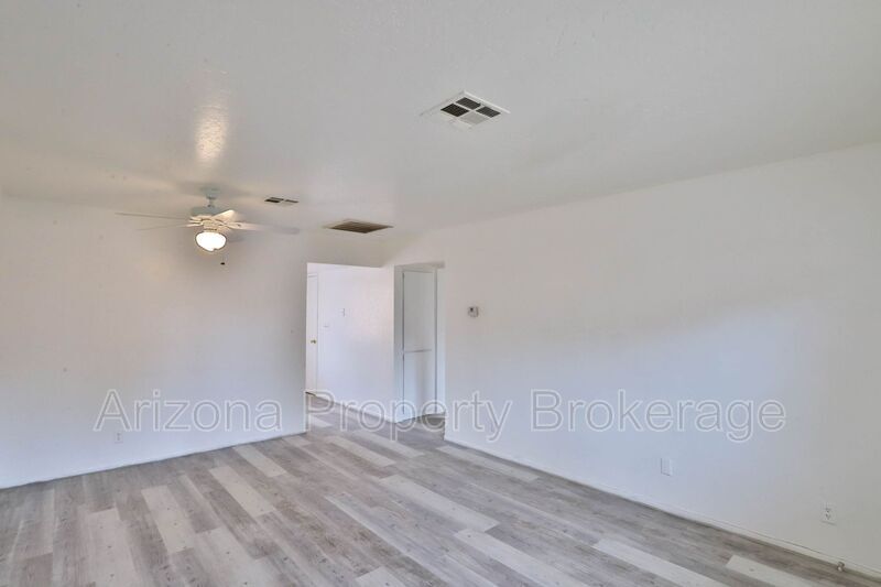 1702 W Vogel Ave in Phoenix, AZ - Building Photo