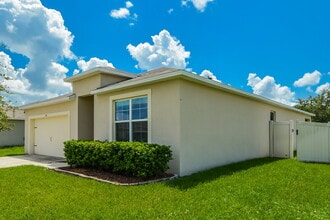 2716 Grand Central Ave in Tavares, FL - Building Photo - Building Photo