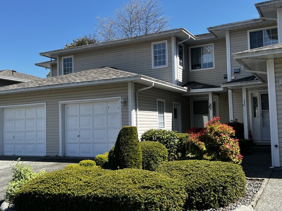 3250 Ross Rd in Nanaimo, BC - Building Photo
