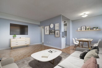 Camelot Towers I in Hamilton, ON - Building Photo - Building Photo