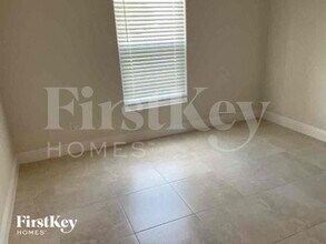 921 NW 15th Pl in Cape Coral, FL - Foto de edificio - Building Photo