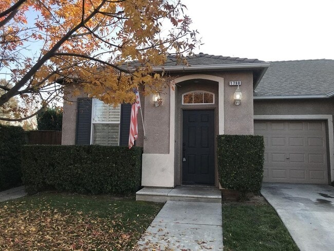 1790 Glen Oban Ln in Clovis, CA - Building Photo - Building Photo