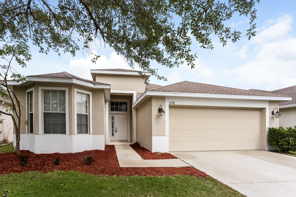 5228 Clover Mist Dr in Apollo Beach, FL - Building Photo