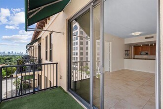 55 Merrick Way in Miami, FL - Foto de edificio - Building Photo