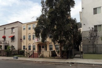 727 S Coronado St in Los Angeles, CA - Foto de edificio - Building Photo