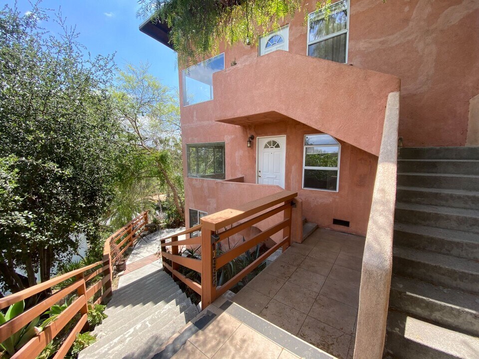 1548 Lucretia Ave in Los Angeles, CA - Building Photo