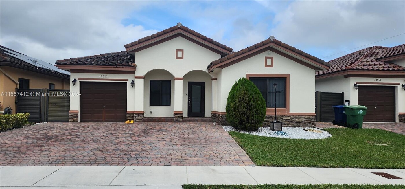 11811 SW 228th Ln in Goulds, FL - Foto de edificio