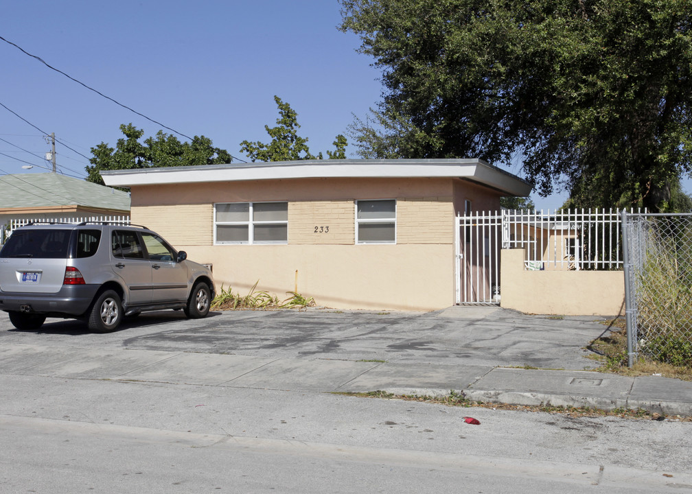 233 NW 63rd St in Miami, FL - Foto de edificio