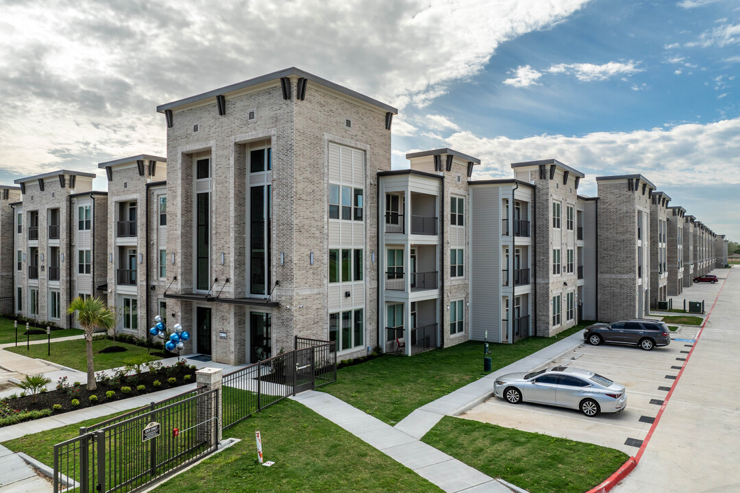 Dakota at Deer Park in Deer Park, TX - Building Photo