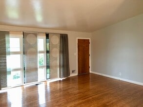 2850 Hikes Ln in Louisville, KY - Building Photo - Building Photo