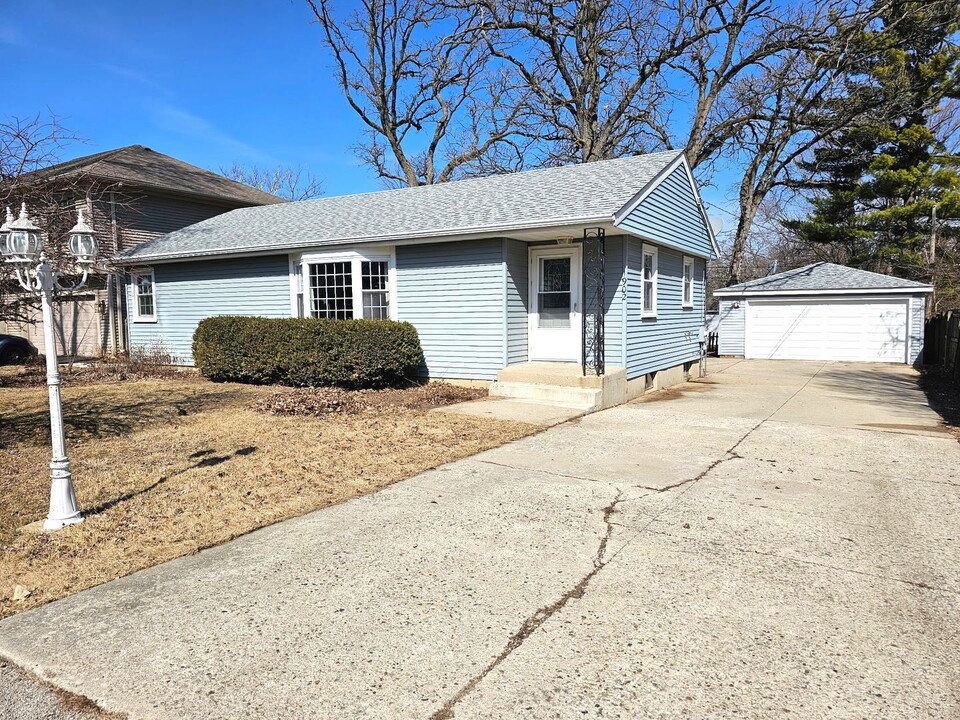 1902 W Indian Ridge Dr in McHenry, IL - Foto de edificio