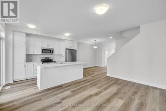 2526 Esprit Dr in Ottawa, ON - Building Photo - Building Photo