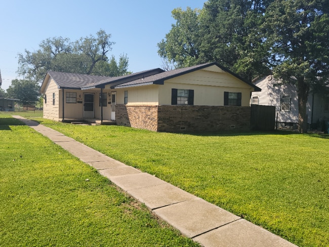 property at 735 S Everett St