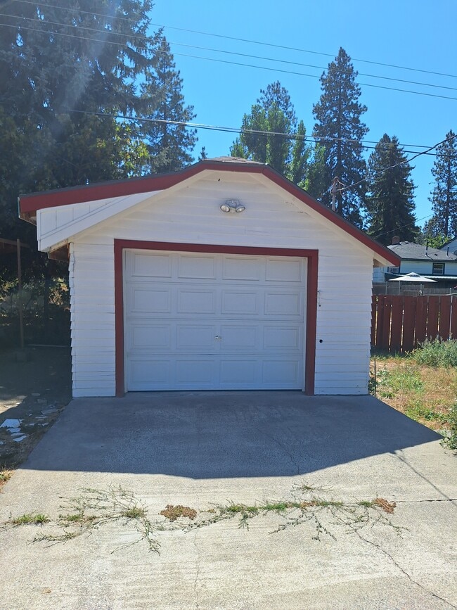 3918 E 8th Ave in Spokane, WA - Foto de edificio - Building Photo