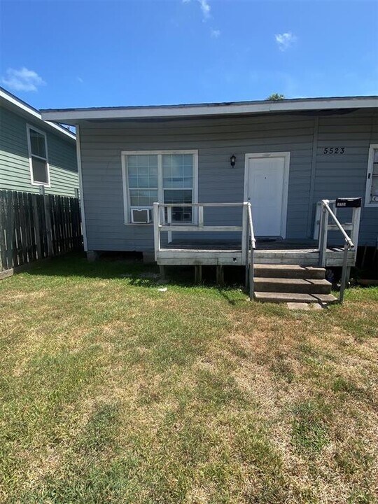 5523 Avenue O 1/2 in Galveston, TX - Building Photo