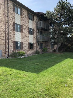 Crestwood Apartments in Lansing, MI - Building Photo