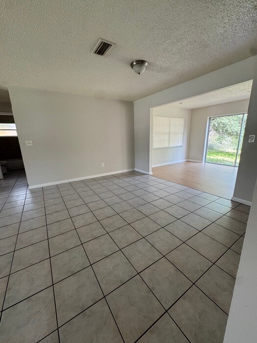 2317 E Dana Dr in Deltona, FL - Foto de edificio - Building Photo