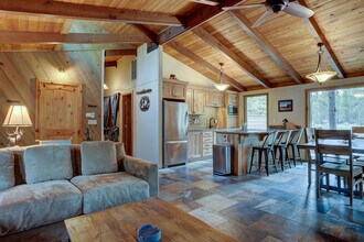 57314 Approach Ln in Sunriver, OR - Building Photo - Building Photo