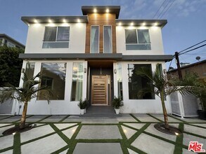 714 N Orange Grove Ave in Los Angeles, CA - Foto de edificio - Building Photo