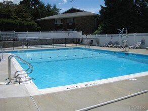 1005 Old Country Rd in Elmsford, NY - Building Photo - Building Photo