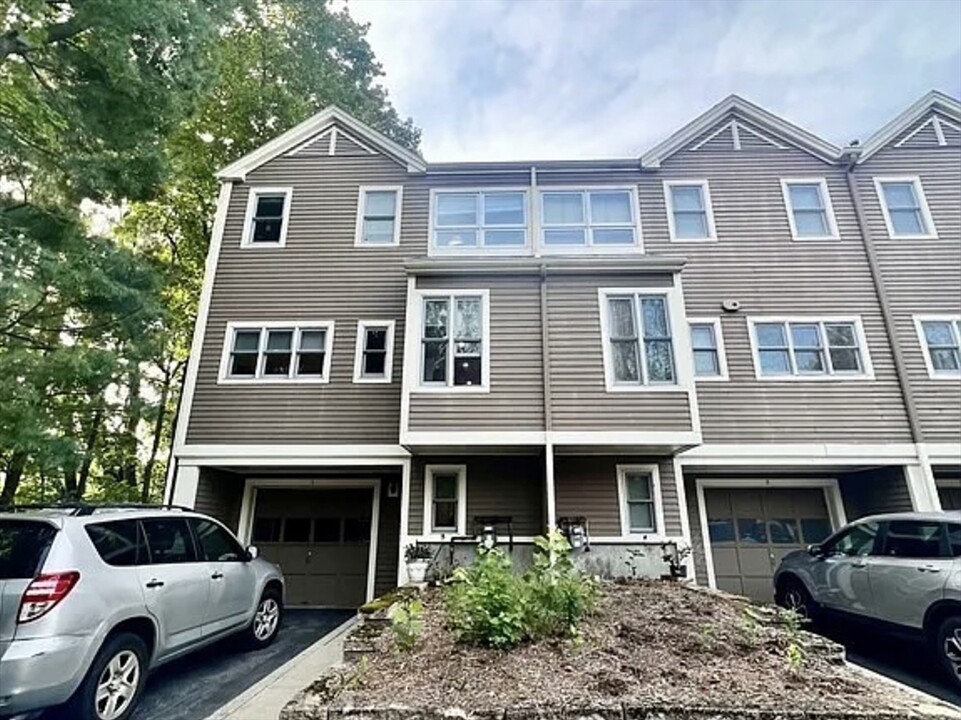 1 Angela Ln in Watertown, MA - Foto de edificio