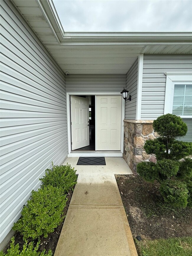 192 Flower Rd in Shirley, NY - Building Photo - Building Photo