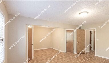 318 Birch Ln in Lawrence, KS - Building Photo - Building Photo