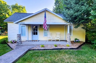 10166 SE Torch Lake Dr in Alden, MI - Building Photo