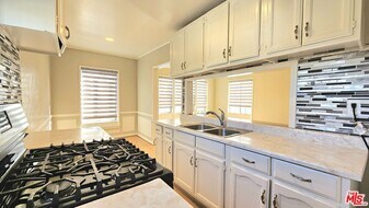 1022 S Norton Ave in Los Angeles, CA - Building Photo