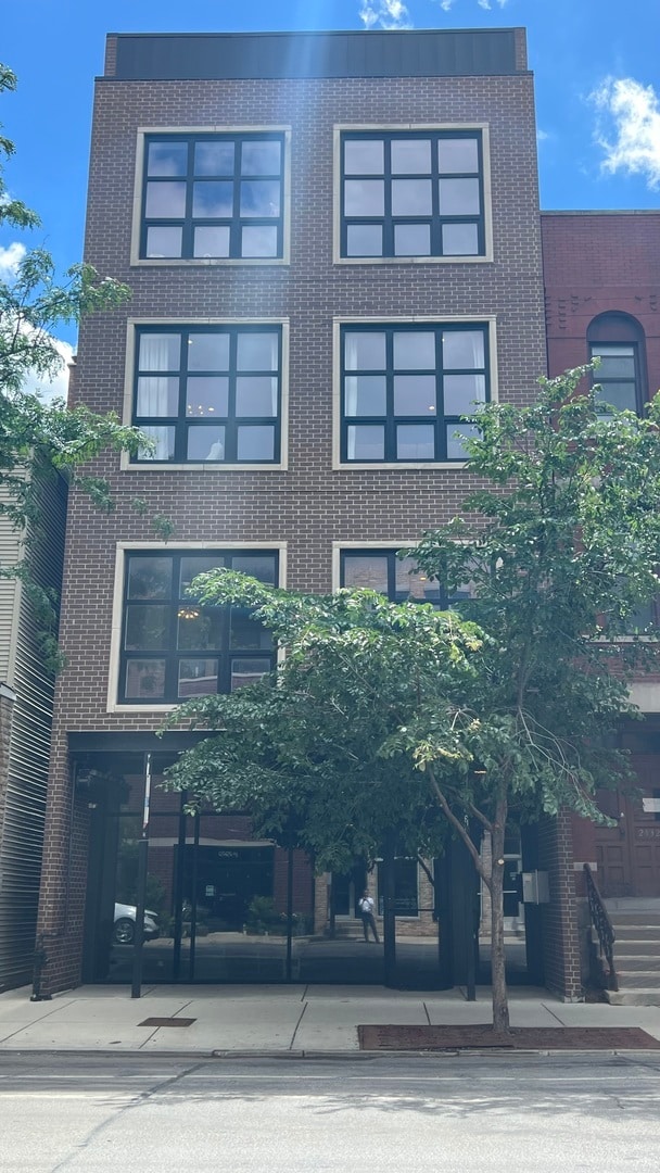 property at 2930 N Lincoln Ave
