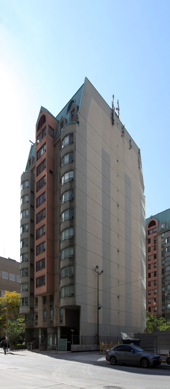 Simcoe St. Patrick in Toronto, ON - Building Photo - Building Photo