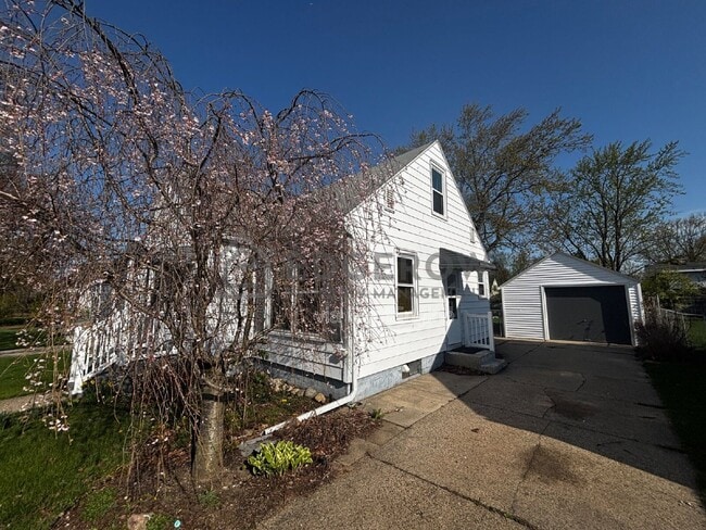 901 Cricklewood St SW in Wyoming, MI - Building Photo - Building Photo