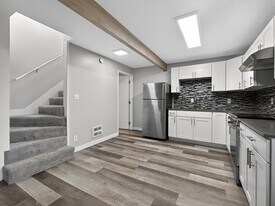 5521 Brooklyn Ave NE in Seattle, WA - Building Photo