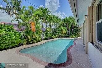 7743 W Country Club Blvd in Boca Raton, FL - Foto de edificio - Building Photo