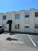 911 Pacific Ave, Unit C in Virginia Beach, VA - Foto de edificio - Building Photo