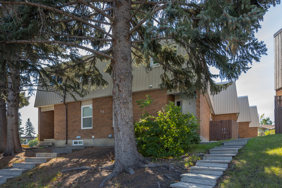 15 Sorrel Pl SW in Calgary, AB - Building Photo